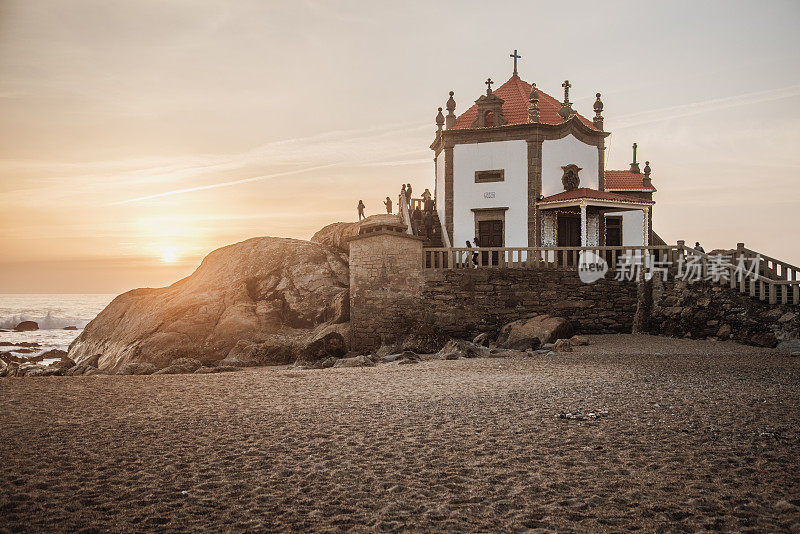 葡萄牙波尔图附近的Senhor da Pedra教堂，在美丽的日落天空下